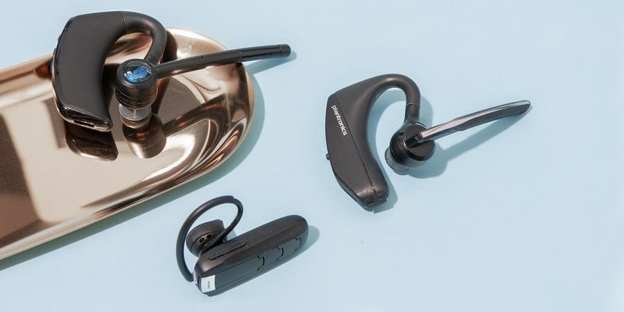 Tai nghe không dây sử dụng sóng radio hoặc kết nối Bluetooth để kết nối với nguồn phát âm thanh